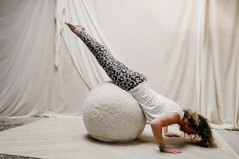 Fitnessbal Crossbreed Schapenvacht - Fitnessbal schapenvacht yoga plank pose flow with ball - FIT/UNI/VAN/WIT/1