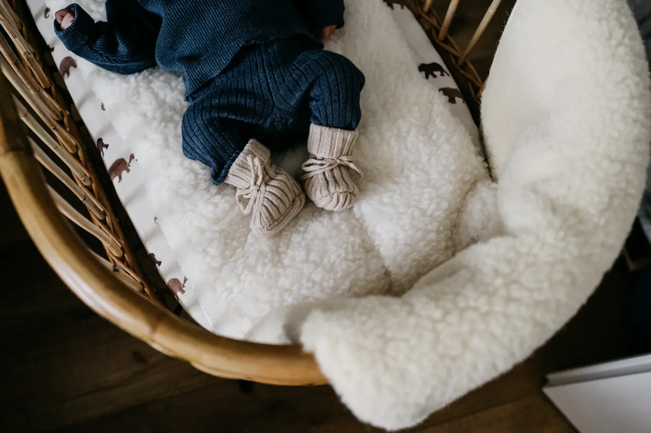 Newborn Wolletjes Pakket - Newborn wolletjes pakket merino wiegdeken onderdeken slofjes lifestyle - PAK/NEWBORN/BEIG
