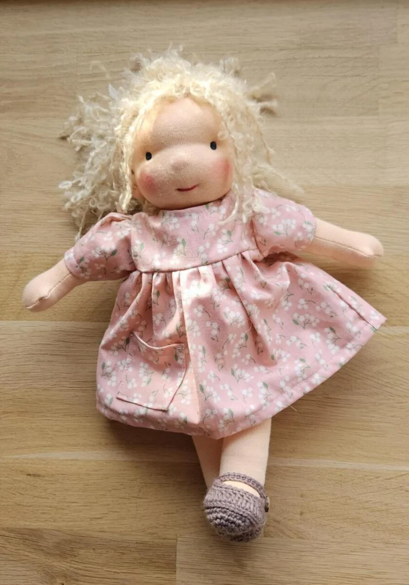 Pop - Pop van wol blond haar liggend 1 - POP/UNI/DEW/BLO/2