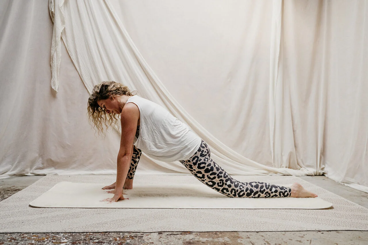 Luxe Yogamat - Wollen yogamat lifestyle hagedis anjaneyasana - YOG/MED/LOT/WIT/90