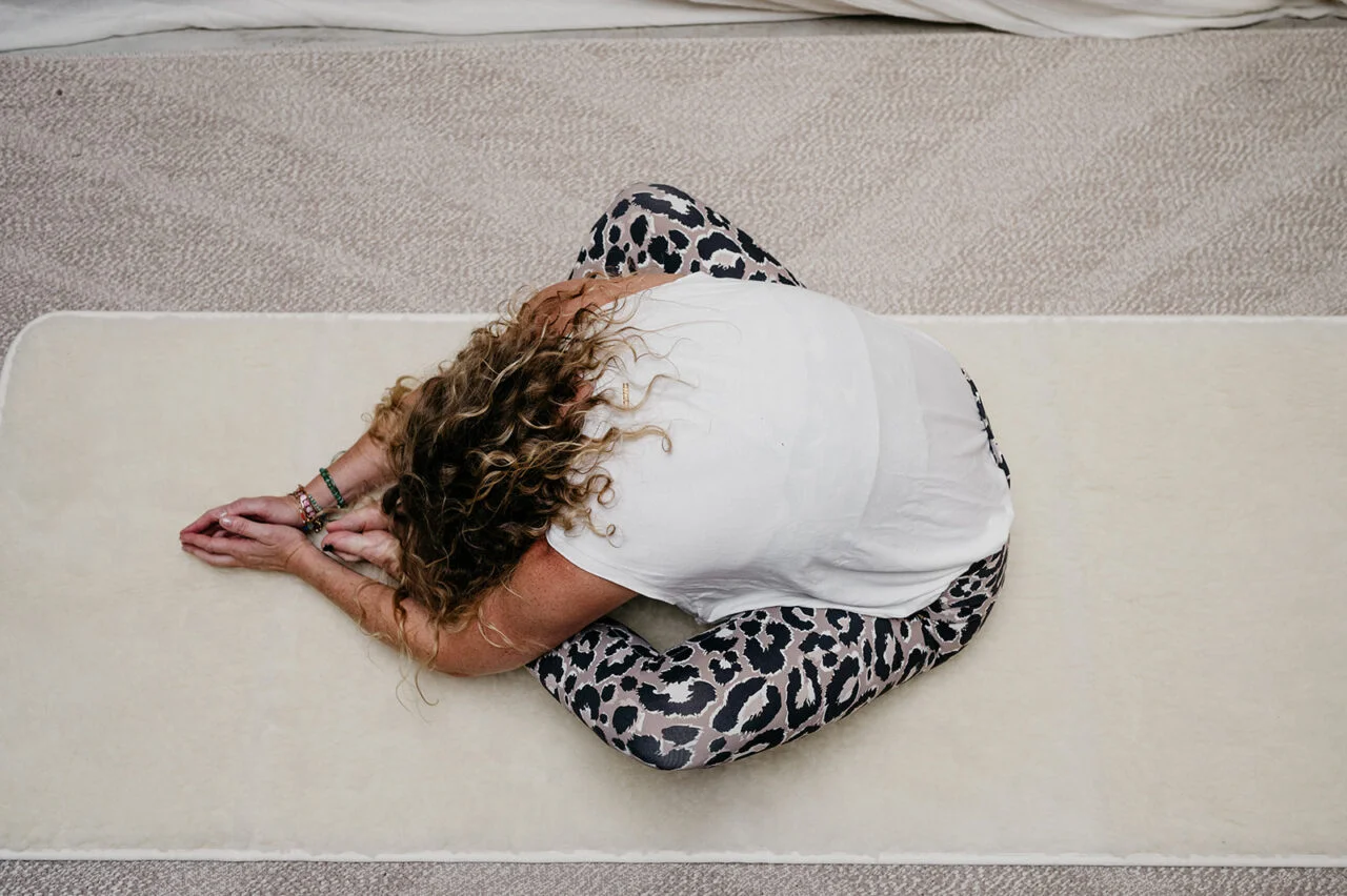Luxe Yogamat - Wollen yogamat lifestyle vlinderhouding baddhakonasana 2 - YOG/MED/LOT/WIT/75